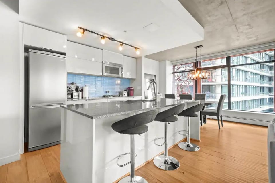 Spacious 2BR Downtown Vancouver Condo Free Parking Apartment in Vancouver