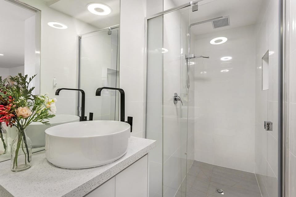 Comfy Studio near Racecourse, Dining & CBD Trains Apartment in Melbourne