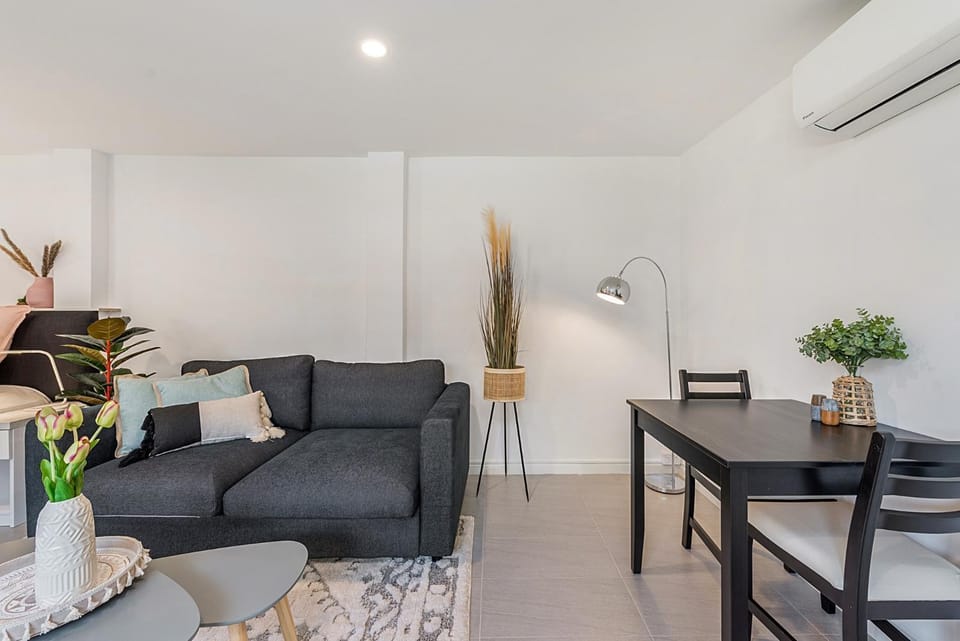 Comfy Studio near Racecourse, Dining & CBD Trains Apartment in Melbourne