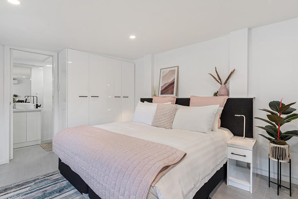 Comfy Studio near Racecourse, Dining & CBD Trains Apartment in Melbourne
