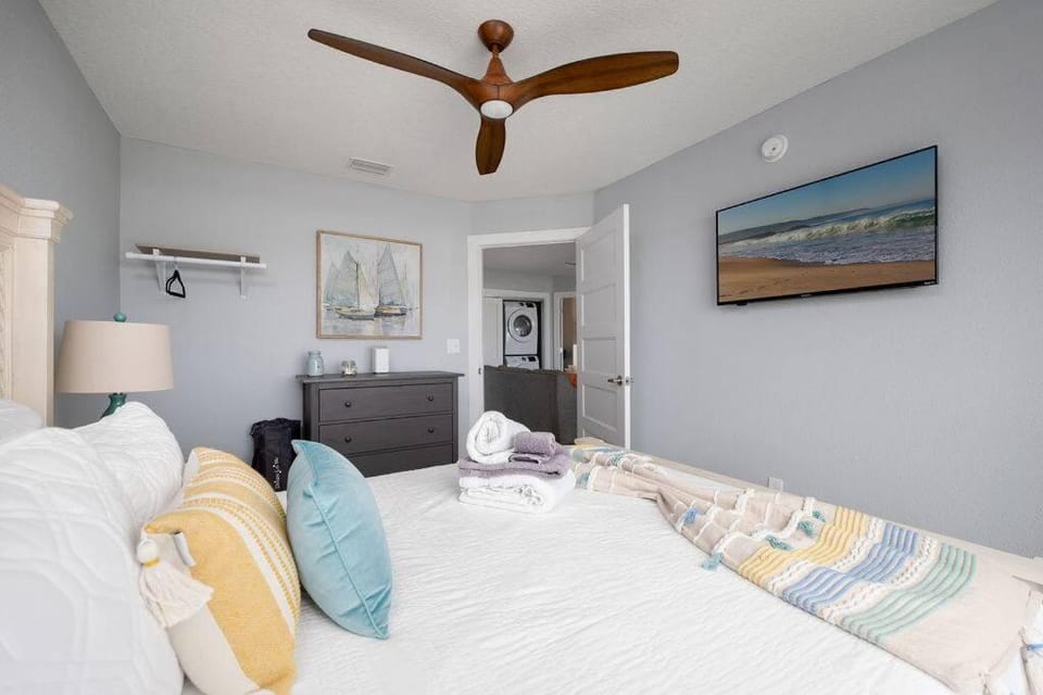 Bed, TV and multimedia, Bedroom