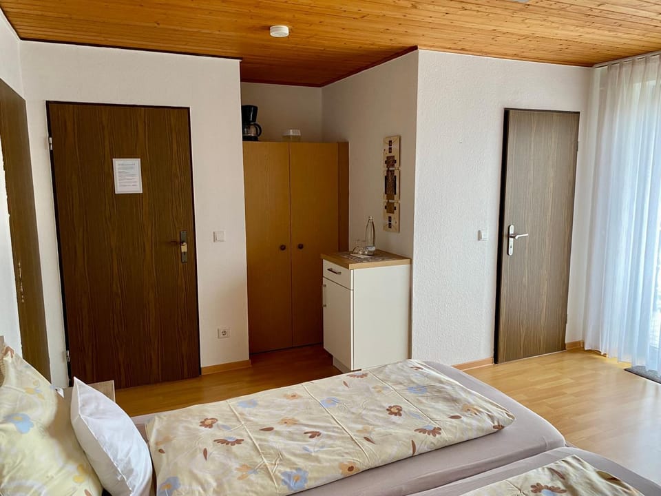 Bed, Kitchen or kitchenette, Photo of the whole room, Bedroom