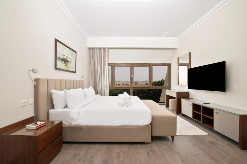 Bed, TV and multimedia, Photo of the whole room, Bedroom