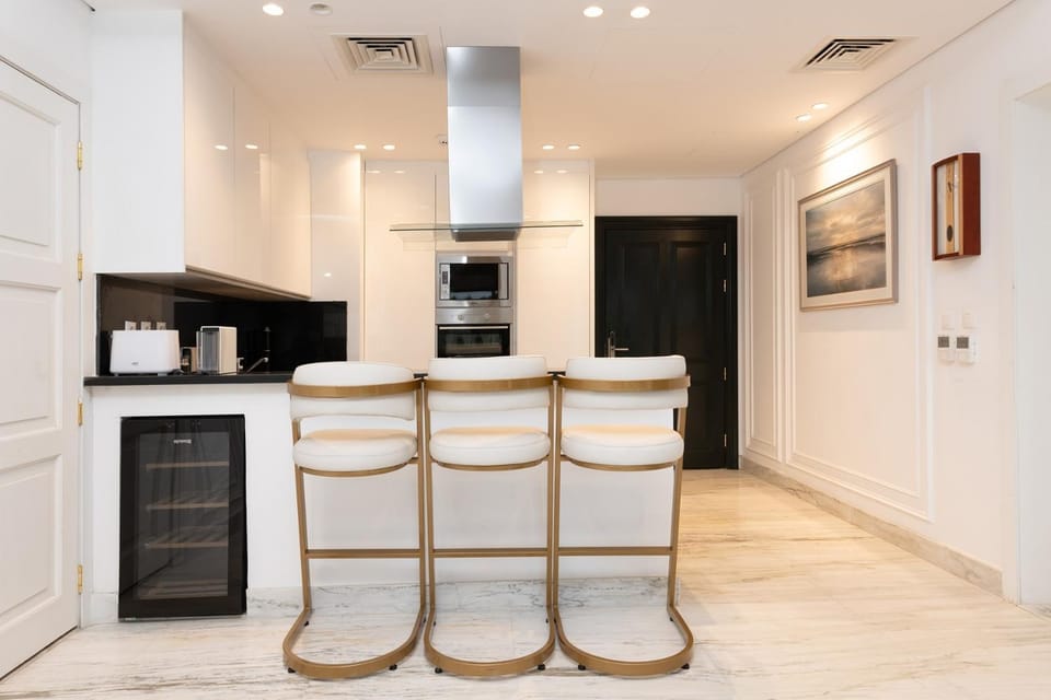 Kitchen or kitchenette, minibar