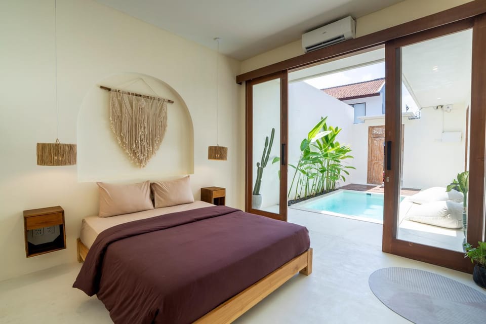 Bed, Photo of the whole room, Bedroom, Pool view, Swimming pool, sunbed, towels, air conditioner