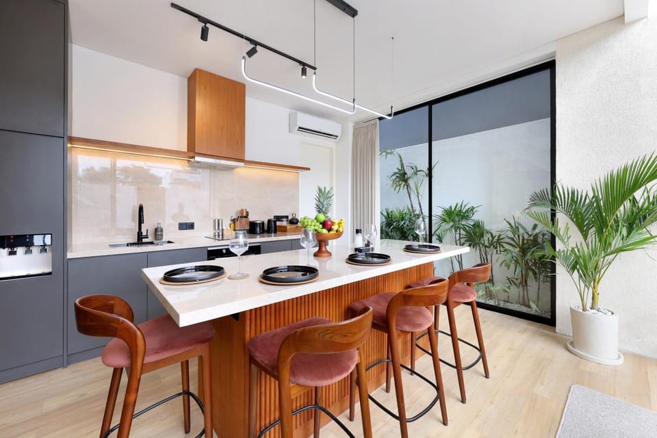 Kitchen or kitchenette, Dining area