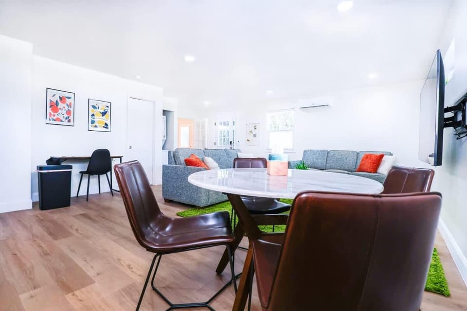 StylishAptWtrGrdnOppLake&Prk&Yrd Apartment in Winter Garden