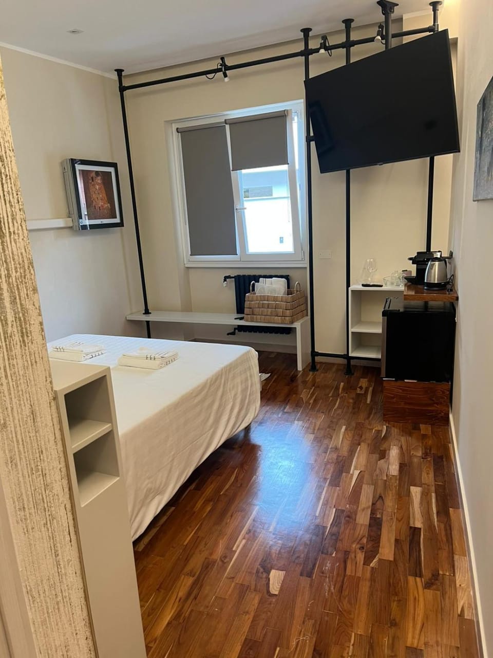 Bed, TV and multimedia, Photo of the whole room, Bedroom