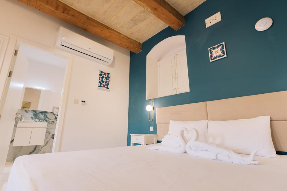 Bed, Bedroom, towels, air conditioner