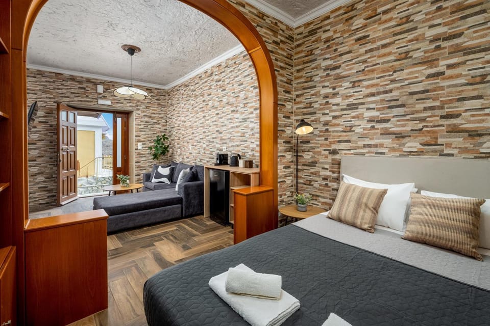 Bed, TV and multimedia, Living room, Photo of the whole room, Seating area, Bedroom