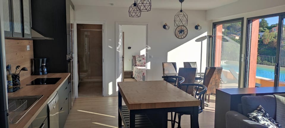 Kitchen or kitchenette, Living room, Seating area, Dining area