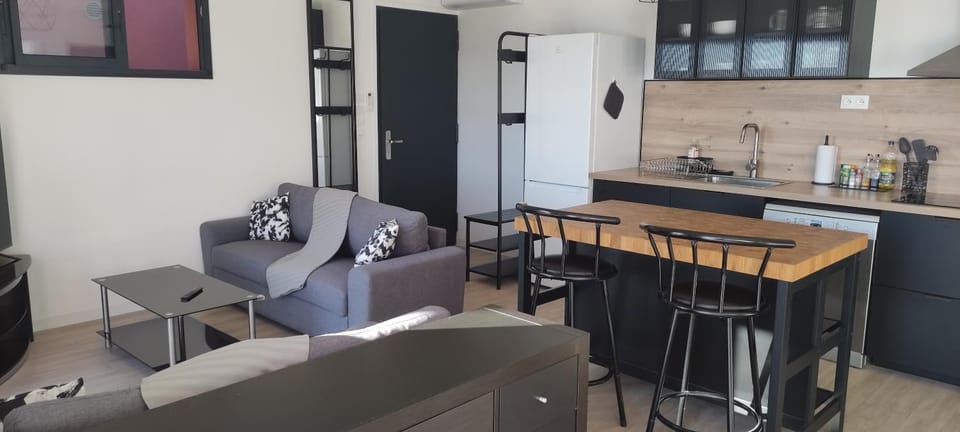 Kitchen or kitchenette, Living room, Seating area