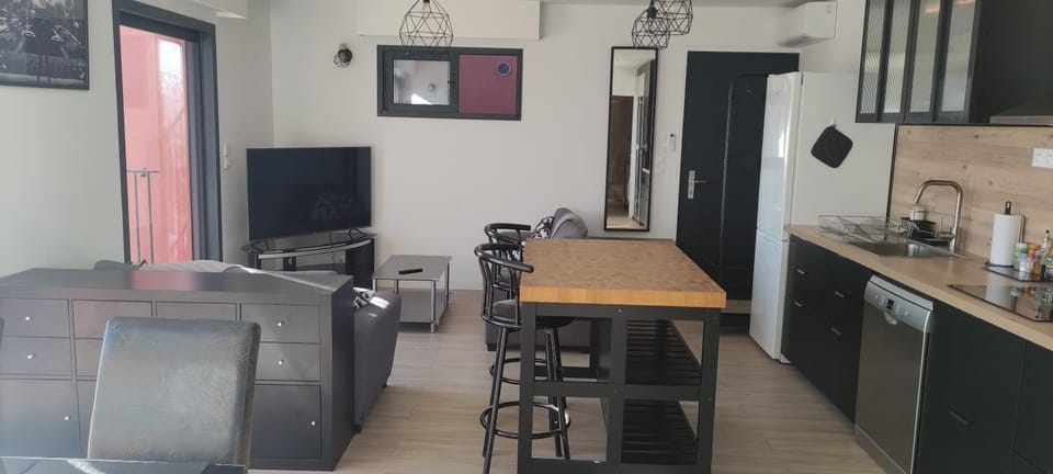 Kitchen or kitchenette, Living room, Seating area, Dining area