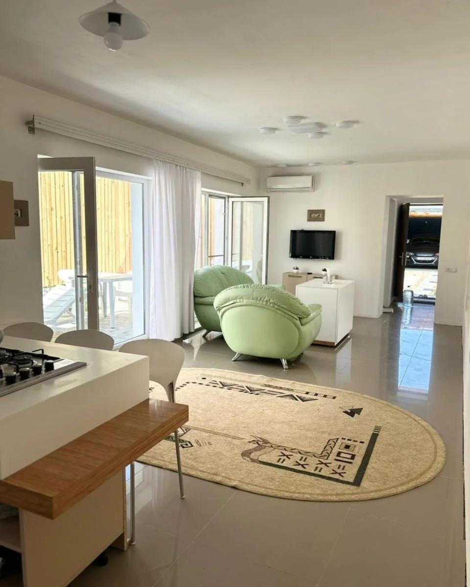 Communal lounge/ TV room, TV and multimedia, Kitchen or kitchenette, Living room, Seating area, Dining area, Evening entertainment
