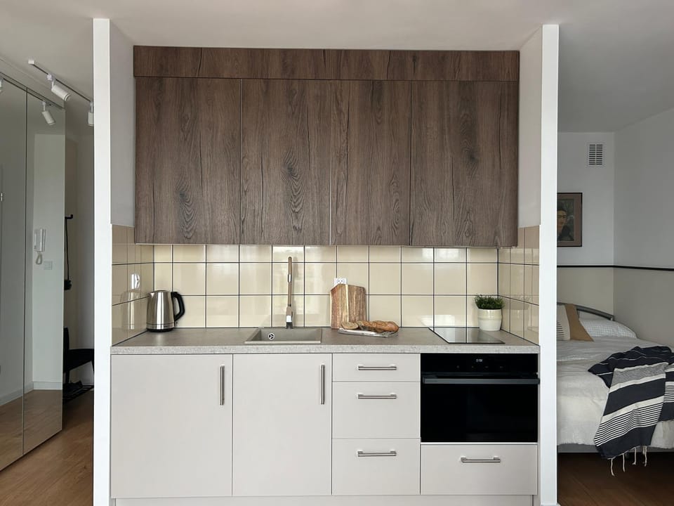 Kitchen or kitchenette, microwave, stove