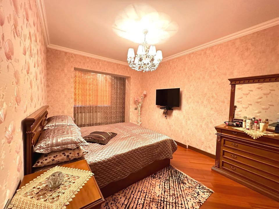 Bed, TV and multimedia, Bedroom