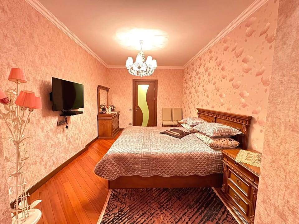 Bed, TV and multimedia, Bedroom