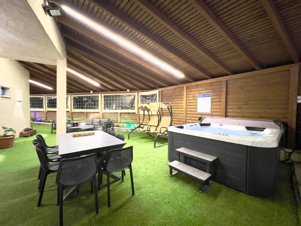 Hot Tub, Seating area