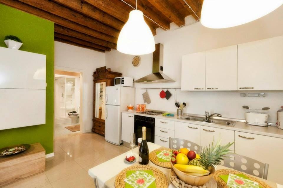 Kitchen or kitchenette, Dining area, pet friendly