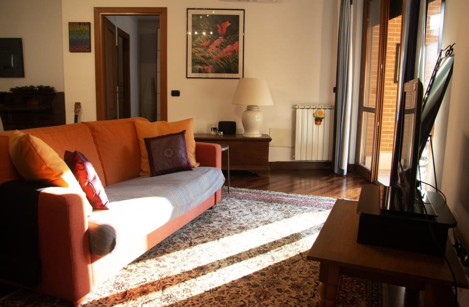 TV and multimedia, Living room, Seating area, Evening entertainment
