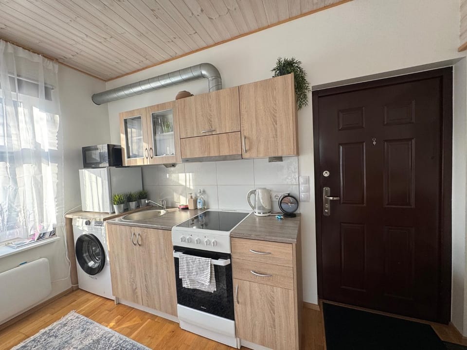 Coffee/tea facilities, Kitchen or kitchenette, stove, toaster