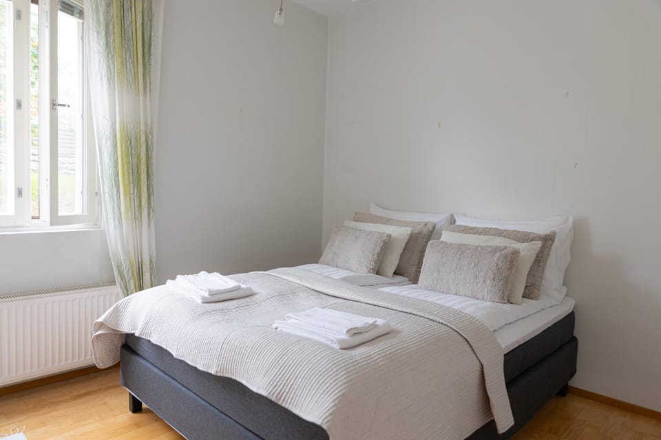 Bed, Photo of the whole room, Bedroom, towels