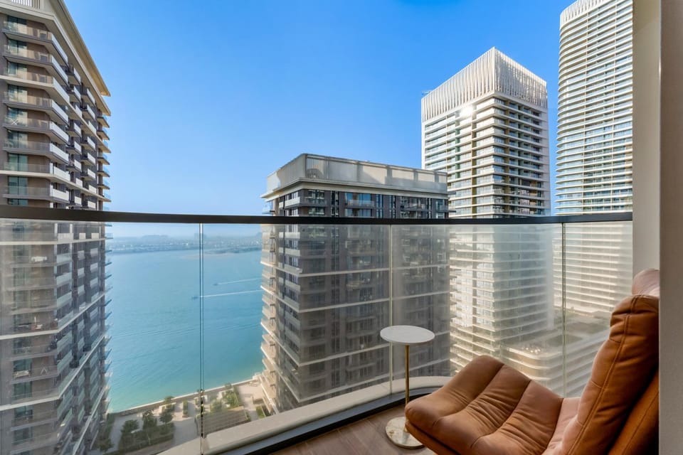 Property building, View (from property/room), Balcony/Terrace, Living room, City view, Sea view