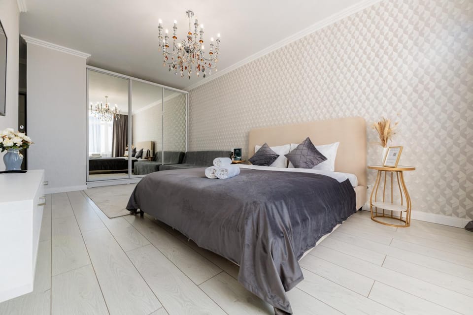 Bed, Photo of the whole room, Bedroom, towels