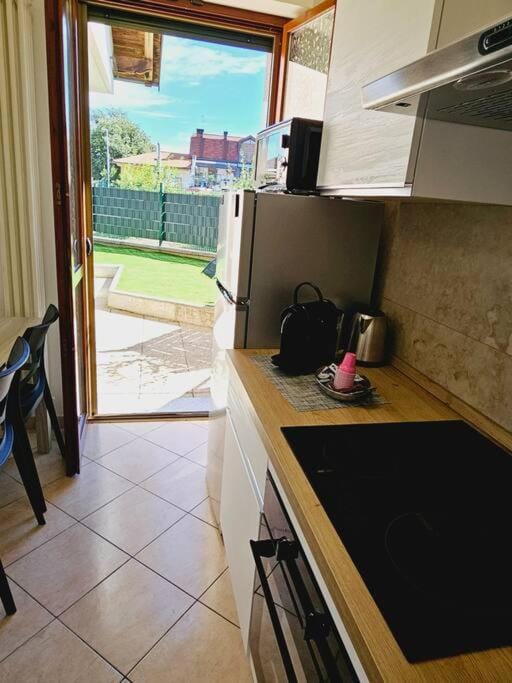 Kitchen or kitchenette, Dining area, minibar, oven, pet friendly, stove, toaster