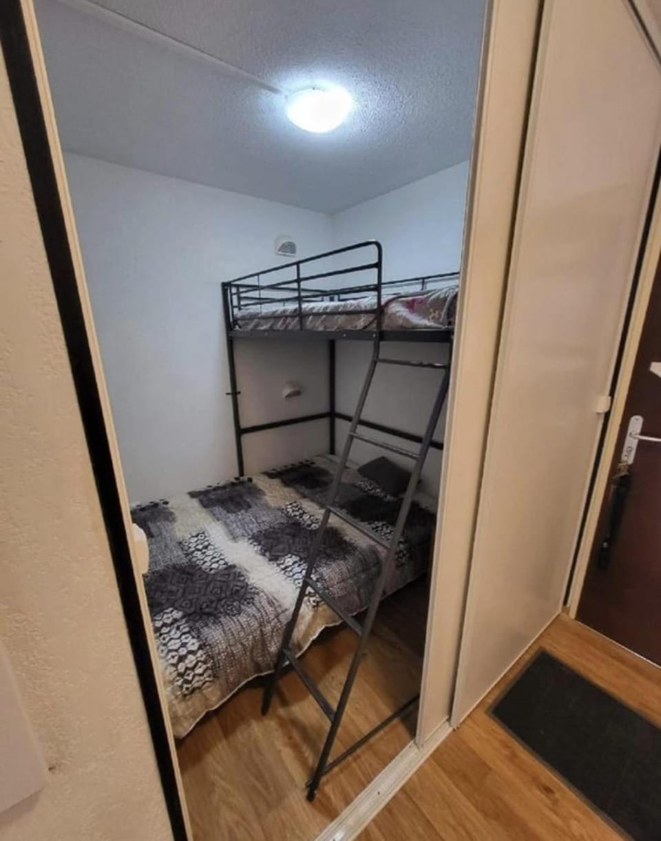 Bed, Photo of the whole room, bunk bed