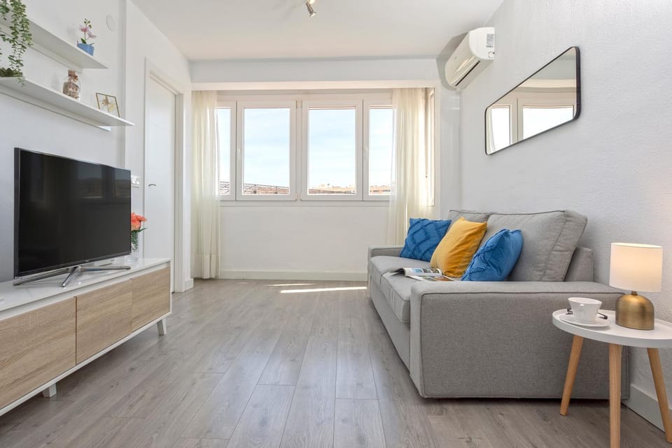Property building, TV and multimedia, Living room, air conditioner