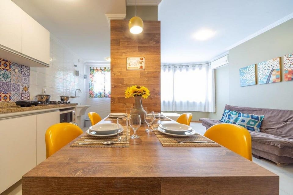 GRAMADO SOLAR REAL - 2 APTS de 2 quartos no mesmo prédio, cada um comporta até 7 pessoas - IDEAL PARA GRUPOS - central - IDEAL PARA ANDAR A PÉ, nesta plataforma desde janeiro de 2016, oferecemos CREDIBILIDADE - seu PET é bem-vindo - GARAGEM COBERTA Apartment in Gramado