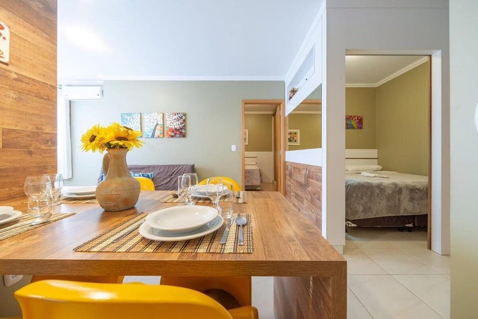 GRAMADO SOLAR REAL - 2 APTS de 2 quartos no mesmo prédio, cada um comporta até 7 pessoas - IDEAL PARA GRUPOS - central - IDEAL PARA ANDAR A PÉ, nesta plataforma desde janeiro de 2016, oferecemos CREDIBILIDADE - seu PET é bem-vindo - GARAGEM COBERTA Apartment in Gramado