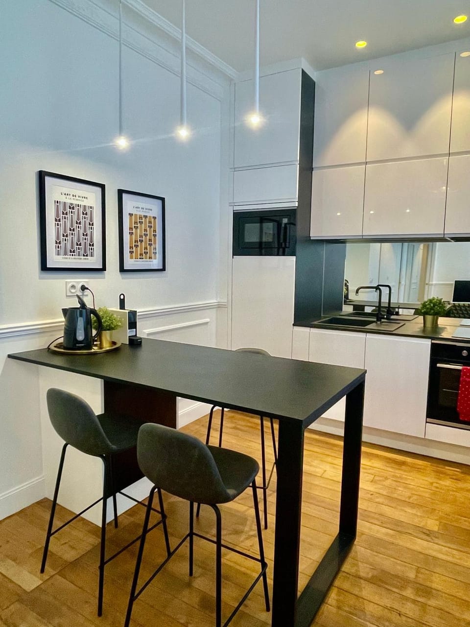 Kitchen or kitchenette, Dining area