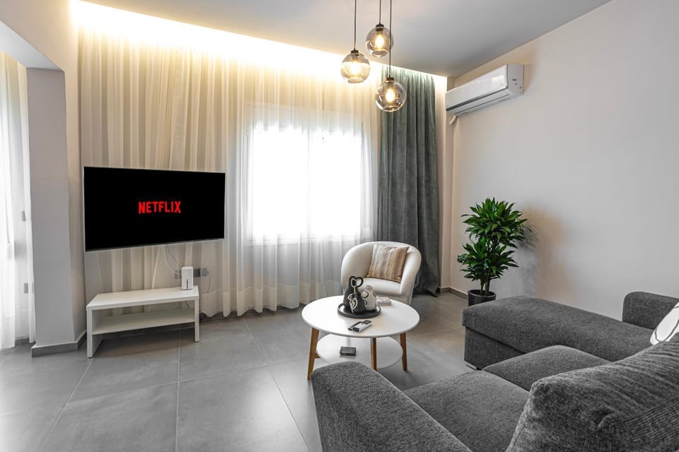 TV and multimedia, Living room, Evening entertainment