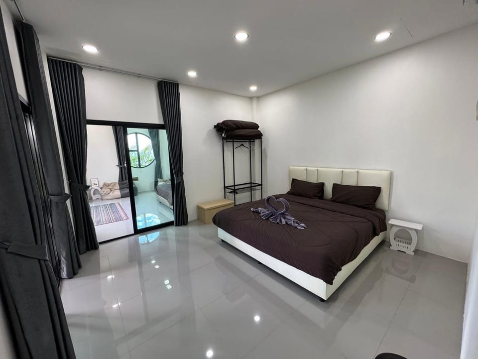 Bed, Bedroom, towels