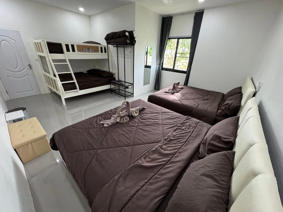 Bed, Bedroom, bunk bed, towels