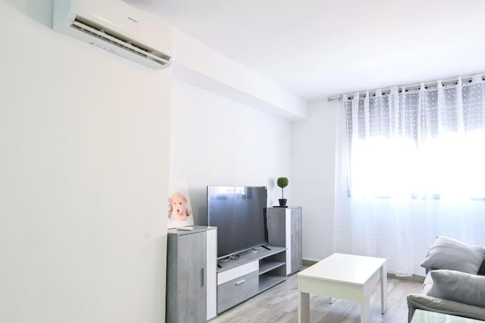 Communal lounge/ TV room, TV and multimedia, Living room, Evening entertainment, air conditioner