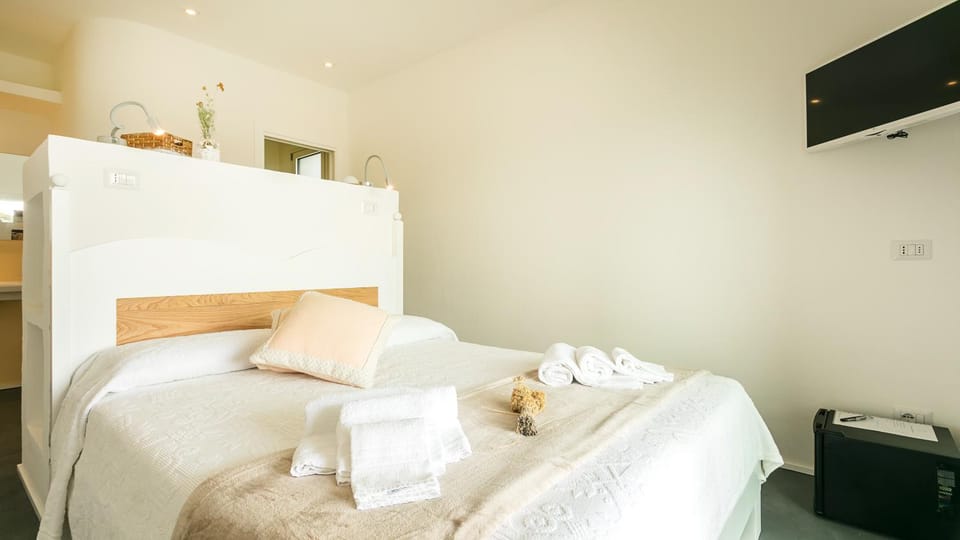 Bed, TV and multimedia, Photo of the whole room, Bedroom, towels