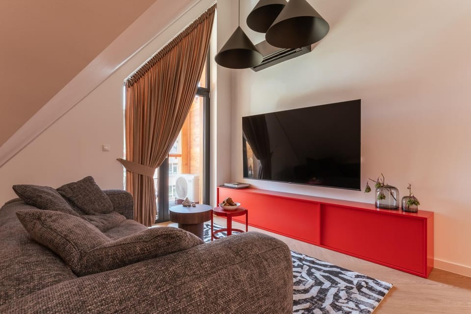 TV and multimedia, Living room, Seating area, Evening entertainment