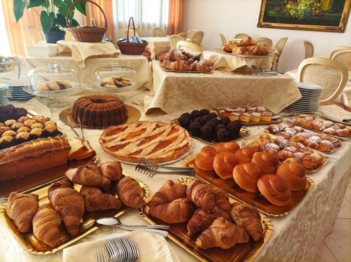 Breakfast, Continental breakfast, Buffet breakfast