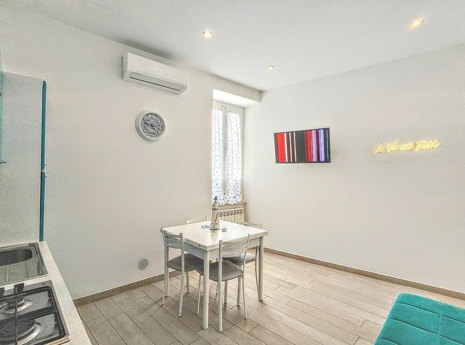 TV and multimedia, Living room, Seating area, Dining area, air conditioner