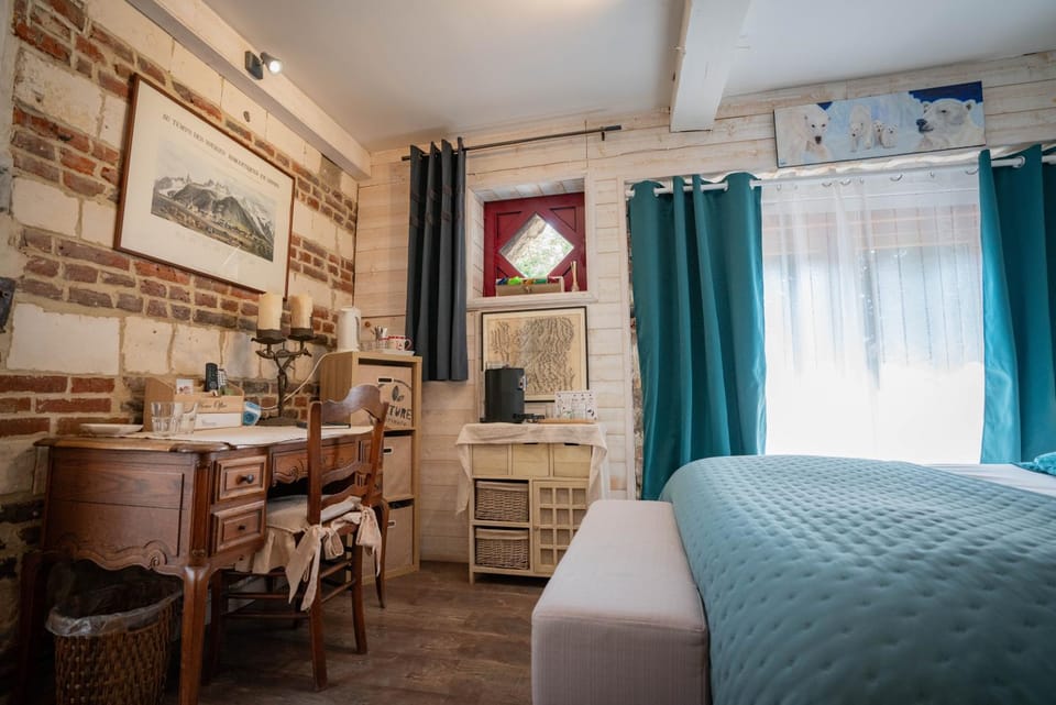Bed, Seating area