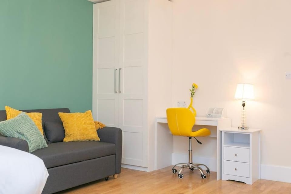 Trendy 1BR in West Kensington -opposite Station Apartment in City of Westminster