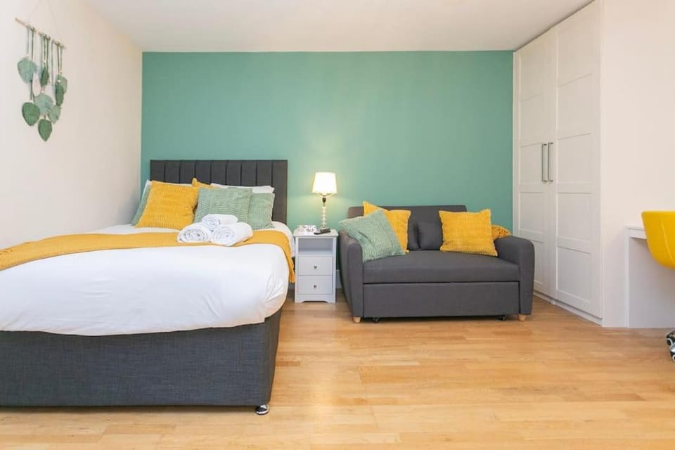 Trendy 1BR in West Kensington -opposite Station Apartment in City of Westminster