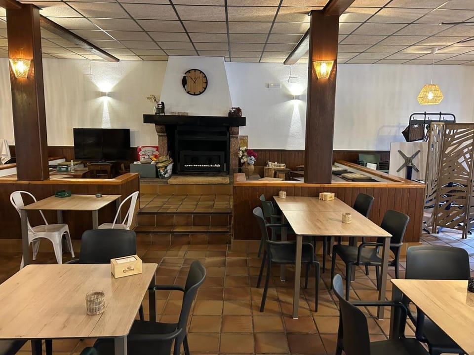 Restaurant/places to eat, Restaurant/places to eat, Living room, Lounge or bar