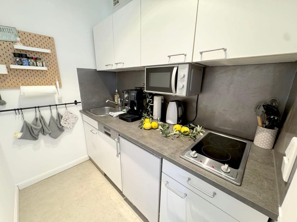 Coffee/tea facilities, Kitchen or kitchenette, dishwasher, microwave, stove