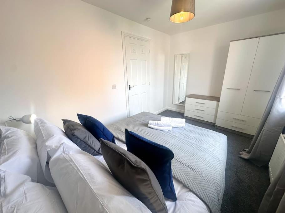 Bed, Photo of the whole room, Bedroom, wardrobe