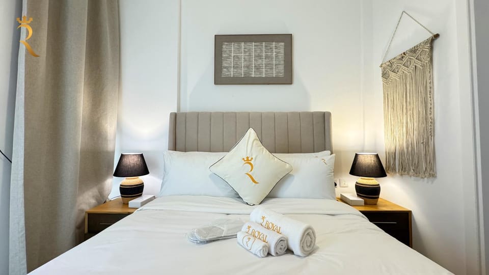 Bed, Photo of the whole room, Bedroom, towels