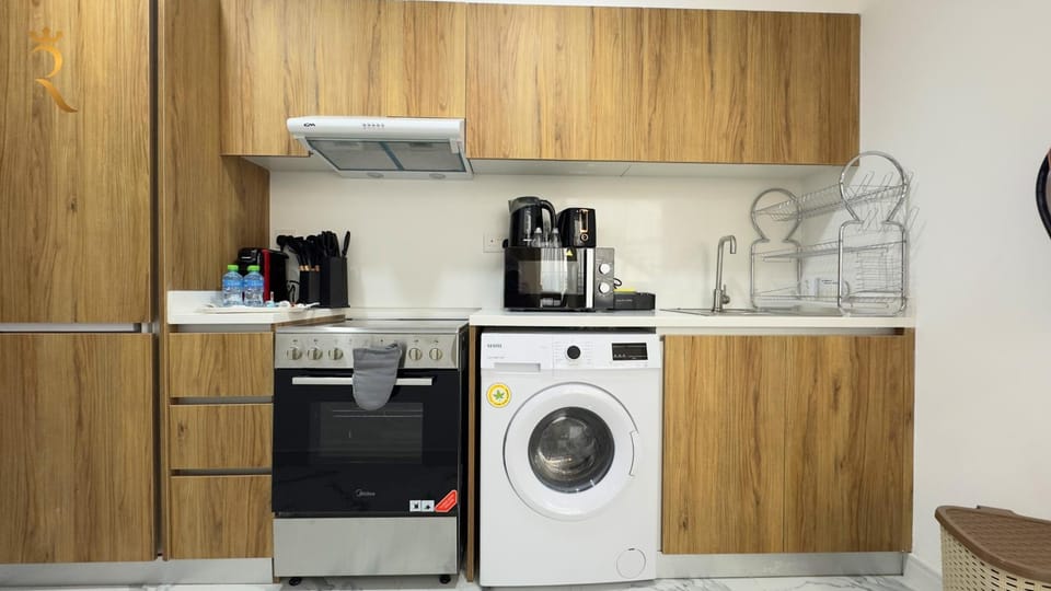 Coffee/tea facilities, Kitchen or kitchenette, oven, stove, toaster, washing machine